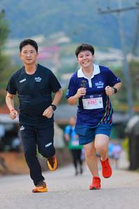 BIB: 8281
                            <button type="button" onclick="openModal(18971723)" class="btn btn-primary btn-sm float-right btn-popup" data-toggle="modal" data-target=".modal-high-quality">
                        <i class="fas fa-shopping-cart"></i> Add to Cart
                    </button>
                                            <button type="button" onclick="isThisMe(18971723, true)" class="btn btn-success btn-sm float-right btn-popup btn-isme hidden" data-toggle="tooltip" data-placement="bottom" title="นี่คือรูปของคุณใช่ไหม คลิกที่นี่เพื่อเอาเข้าอัลบั้ม">
                        <i class="fas fa-plus"></i> Add to album
                    </button>
                    <button type="button" onclick="isThisMe(18971723, false)" class="btn btn-warning btn-sm float-right btn-popup btn-isnotme hidden">
                        <i class="fas fa-ban"></i> Remove from album
                    </button>